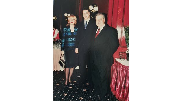 8 февруари 2012 г.: акад. Благовест Сендов на 80-годишния си юбилей заедно със съпругата Анна и сина Благовест в НДК