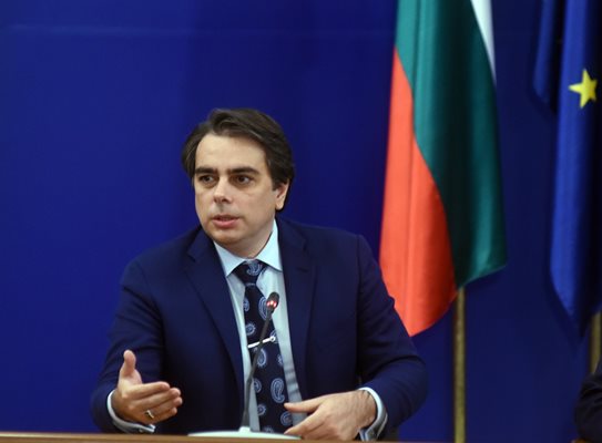 Финансовият министър Асен Василев предлага промени в закона, които да изкарат на светло какво притежават митничарите.