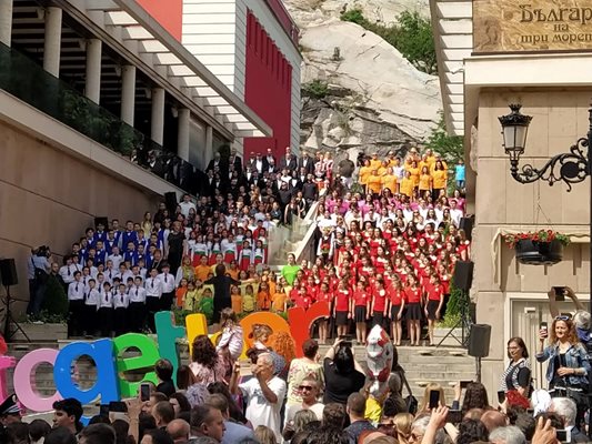 Сборният хор на Пловдив пя от от стълбите на "Каменица".