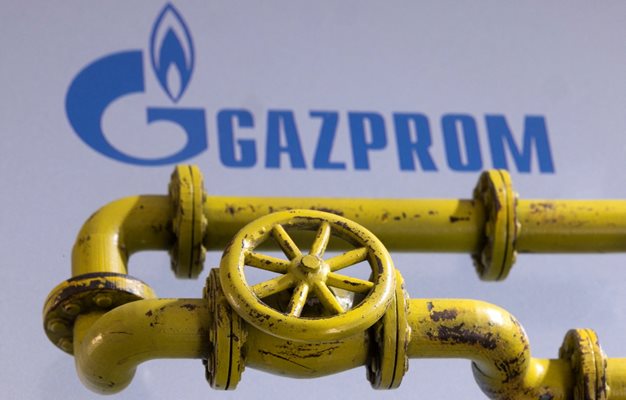 В петък от “Газпром” обявиха, че започват да изпращат писма до контрагентите си за плащането на природния газ в рубли.