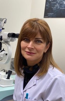 Д-р Ирина Кунева е специалист-офталмолог, Началник Очно отделение в Очна болница “Зора”.Магистър е по медицина от Медицинския университет в София. Специализирала е в УМБАЛ “Царица Йоанна”. Член е на Българското дружество по офталмология и на Националната глаукомна асоциация
