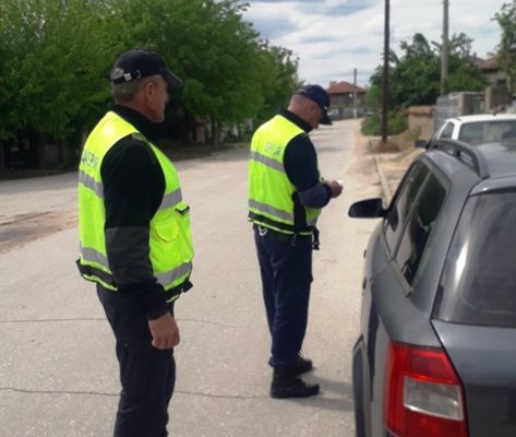 Органите на реда засекли двамата шофьори, употребили дрога