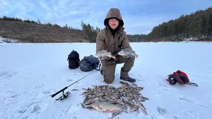 Голям кефал хванаха на лед - ето КЪДЕ