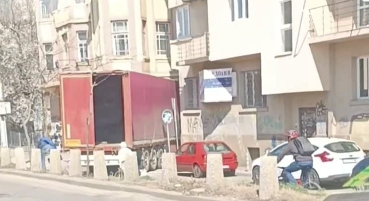 Тежкотоварен автомобил се заклещи в локалното платно на бул. "Цариградско шосе" в София
СНИМКА: Facebook/Катастрофи в София