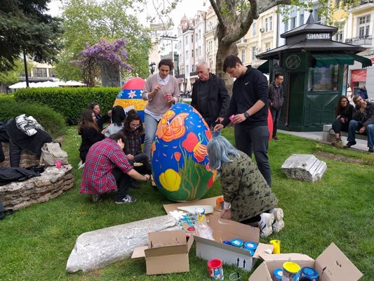 Ученици декорират големи яйца на площад "Стефан Стамболов". Снимка: Община Пловдив