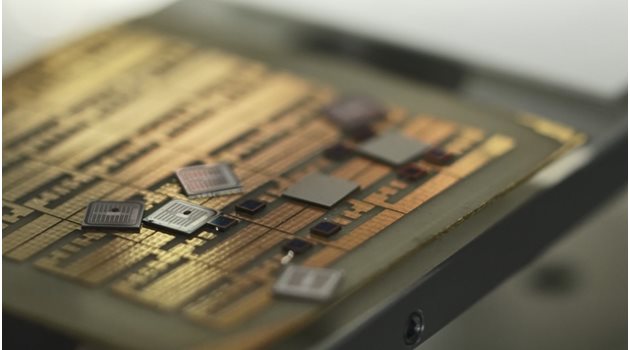 В Центъра по мехатроника и чисти технологии вече правят чипове с широкоспектърни приложения.
