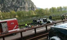 Наш шофьор на тир пука гума на магистрала в Италия, блъска кола след загуба на контрол. Ранени са 3 деца и 4-има възрастни
