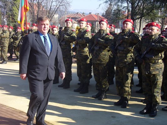 Министърът на отбраната Красимир Каракачанов предлага армията да може да ползва не само класираните на първо място кандидати за войници.
СНИМКА: “24 ЧАСА”