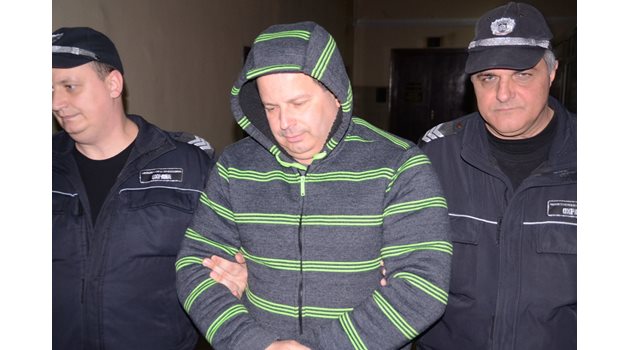 Разследващият митничар Димитър Манчев, посегнал към парите във вещевия склад, бе изправен пред съда.