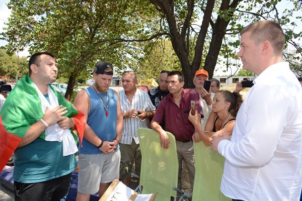 Кметът на Стара Загора Живко Тодоров (вдясно) разговаря днес с протестиращите в района на бившето старозагорско летище, където от петък вечерта е затворен пътят за Хасково и за магистрала "Тракия". Снимки: ВАНЬО СТОИЛОВ