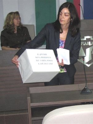 Председателят на РИК във Враца Боряна Стаменова. На заден план- секретарят на комисията Мария Генова. Снимка: Архив на автора.