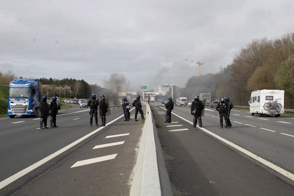 Кадър от протест във Франция
СНИМКА: Ройтерс