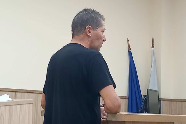 Обвиненият за секс с друг мъж беше видимо адекватен в съдебната залата.