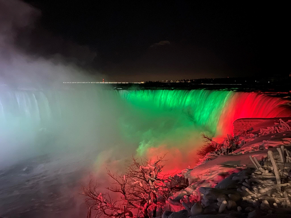 Осветяват Ниагарския водопад в бяло, зелено, червено за 3 март