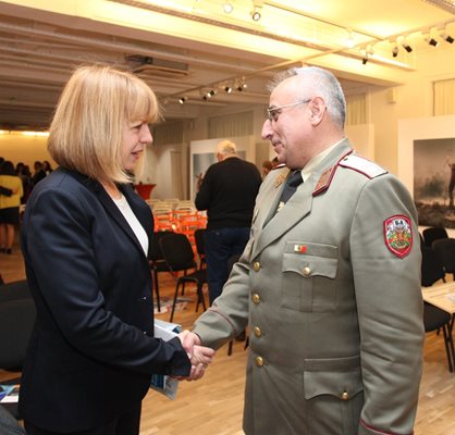 Йорданка Фандъкова поздравява шефа на Военна академия ген. Груди Ангелов.