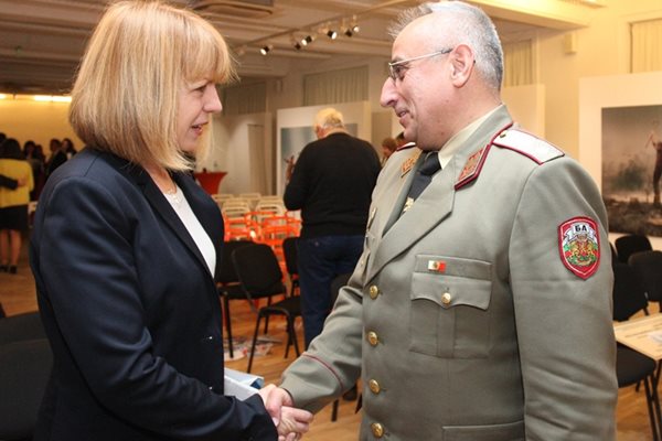 Йорданка Фандъкова поздравява шефа на Военна академия ген. Груди Ангелов.