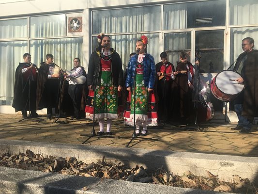 Певици и оркестър веселят присъстващите.