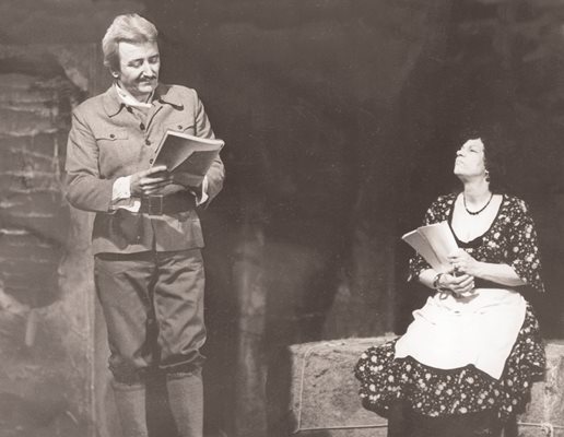 Стоянка Мутафова и Иван Григоров си правят колегиални номера в постановката “Представянето на “Хамлет” в Долно Туткаво”.