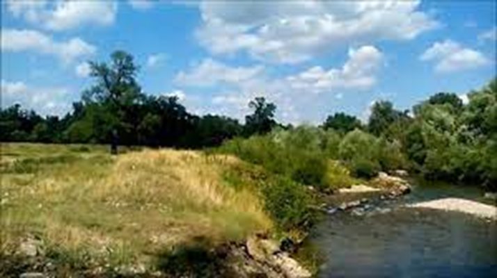 Талото на възрастната жена е открито в река Въча.