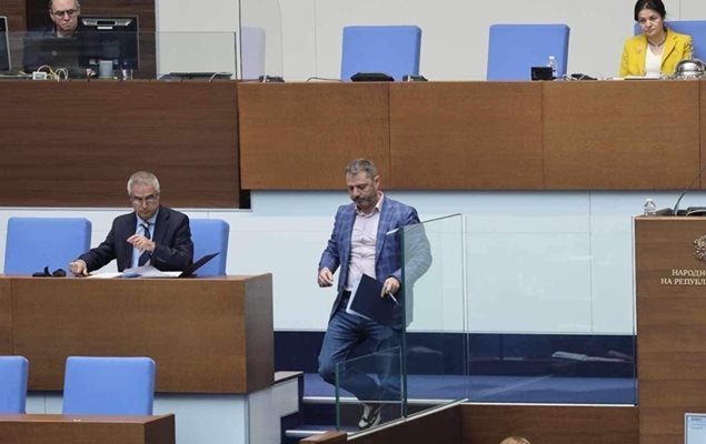 Парламентът взе окончателното решение в петък в присъствието на енергийния министър Румен Радев. СНИМКА: НИКОЛАЙ ЛИТОВ
