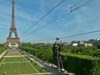Парижани се спускат по въже от Айфеловата кула (Видео)