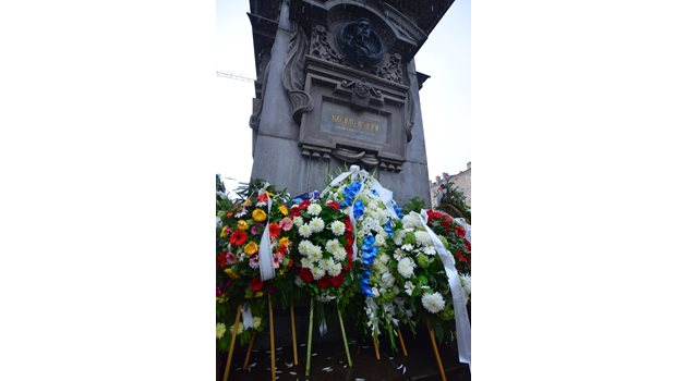 Над 30 венци от влиятелни институции и хора отидоха на Паметника на Левски по желание на семейството.