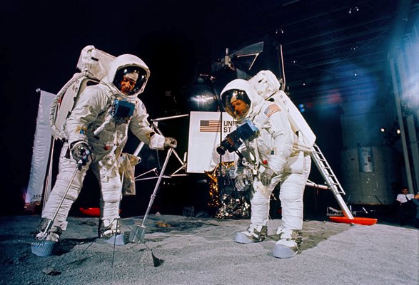 Нийл Армстронг и Бъз Олдрин (вляво) тренират за мисията на Луната.