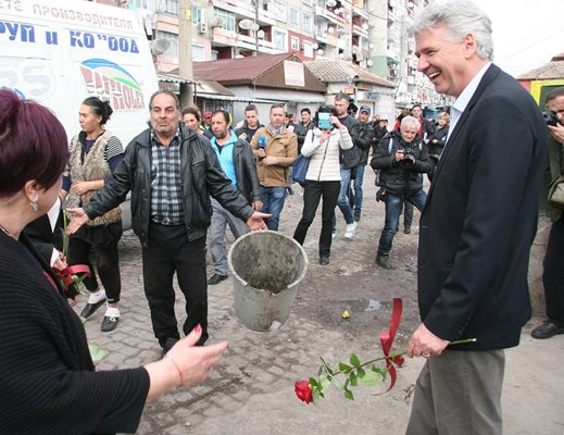 Мурад демонстративно си изсипа боклука пред детската градина, когато в нея влязоха 6 посланици