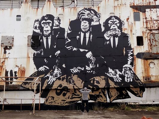 Произведение на британския уличен художник Банкси, изобразяващо три маймуни, бе продадено на търг в Ню Йорк 