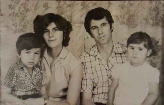 Костадин Костадинов с родителите и сестра си