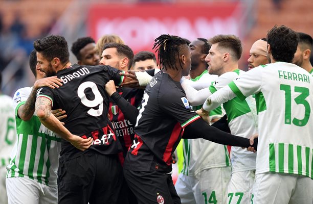 За първи път в историята “Милан” пусна 4 гола в 2 поредни мача от серия “А”