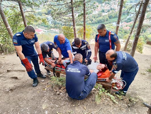 Спасяване на пострадала млада жена след инцидент на Гарга баир

Снимки:  РСПБЗН - Велико Търново