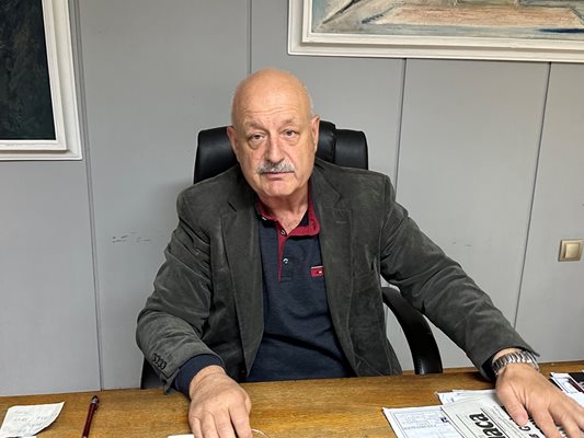 Директорът на библиотеката Димитър Минев на косъм се размина с уволнение заради котарака Жорко.
