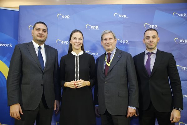 Христо Гаджев, Ева Майдел, еврокомисаря Йоханес Хан и депутатът от ГЕРБ Александър Ненков (отляво на дясно)