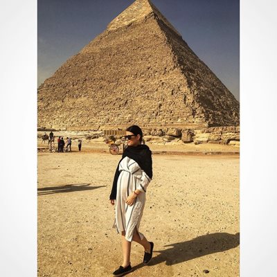 Разхожда се с бременно коремче край египетските пирамиди