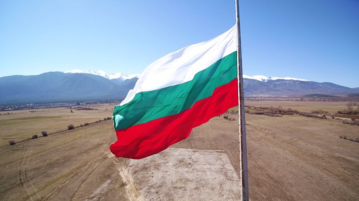 Националното знаме с размери 9 на 15 метра се вее между Банско и Разлог.