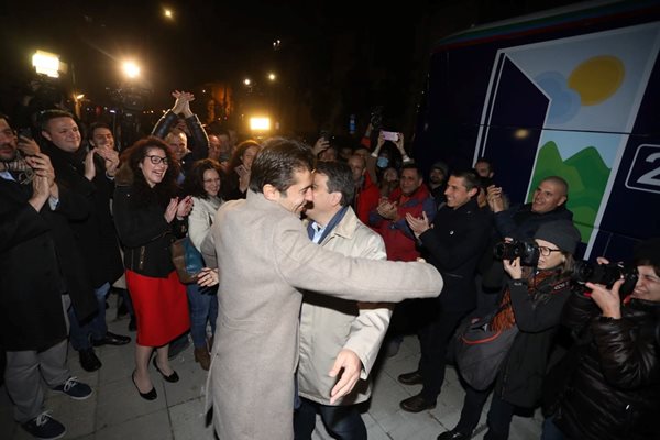 Лидерите на “Продължаваме промяната” Кирил Петков и Асен Василев се прегръщат късно вечерта в неделя, уверени, че са първи на изборите.

СНИМКА: НИКОЛАЙ ЛИТОВ