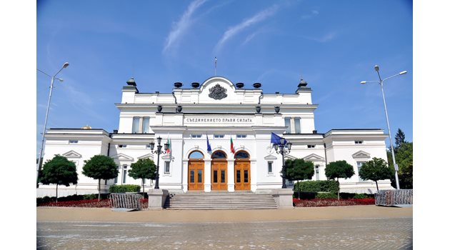 Сграда на парламента на площад “Народно събрание”.