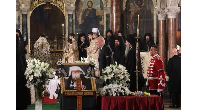 Министърът на отбраната Тодор Тагарев се поклони пред патриарха