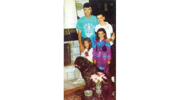 1993 г. Наско, Илияна, Славея и Виолета в къщата им в Долни Богров заедно с покровителката на семейството - мастифът Хера.