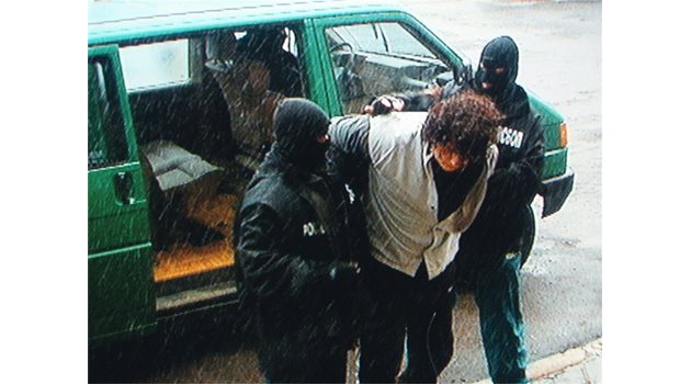 БЕЛЕЗНИЦИ: Маскирани ченгета водят към ареста приятеля на Ганеца Николай Зарев - Данкина.