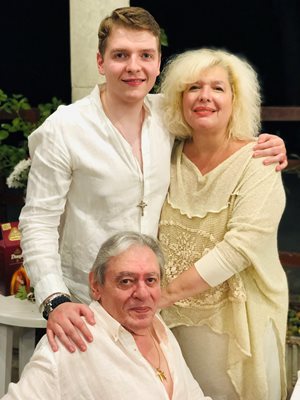 Михаил Белчев заедно със съпругата си Кристина и синът им Константин