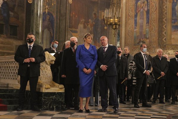Половинките на президента и вицепрезидента - Десислава Радева и проф. Андрей Йотов, по време на тържествения молебен за встъпването във втория мандат, отслужен от патриарх Неофит в катедралния храм “Св. Ал. Невски”.