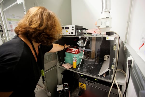 Машината, в която учените произвеждат биоматериалите за лечение на кожни рани.