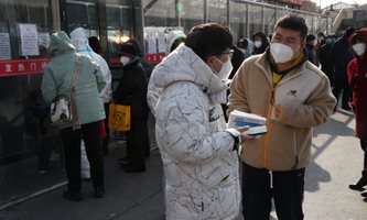 Експерт предупреди за възможен скок на заразените с COVID-19 в Пекин през следващите две седмици