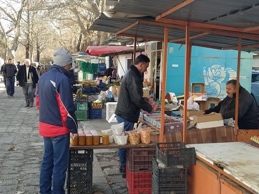 Ореховите ядки също се купуваха много днес.