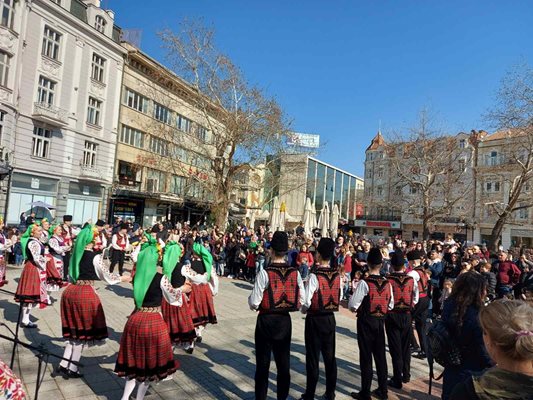 Вино, гайди, кукери и танци разтърсиха Пловдив (снимки)