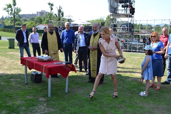 Зам.-кметът на Благоевград Христина Шопова плисна менче с вода при откриването на новия парк.
