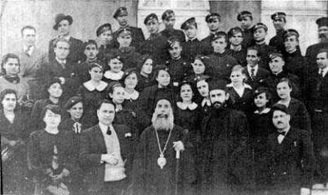 Митрополитът с ученици от епархията си