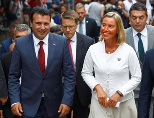 Премиерът на Северна Македония Зоран Заев и върховният представител на ЕС по външната политика и сигурността Федерика Могерини. Снимка РОЙТЕРС